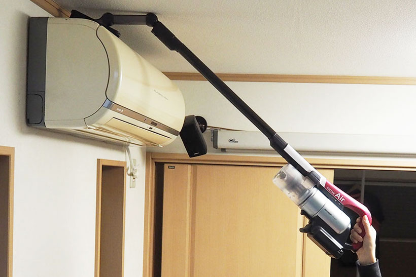 まさに大掃除の申し子! 1台でエアコンも網戸もこなすシャープの超軽量スティック掃除機「ラクティブ エア」が気に入った!