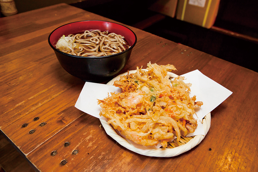↑天ぷらそば(530円)。この価格でこのかき揚げは驚き。店長は豪華にしすぎて少し後悔しているらしい