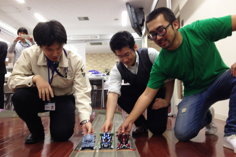 ↑TMFL代表・ハヤシ先生とタニタ ミニ四駆部2名のレースを開催