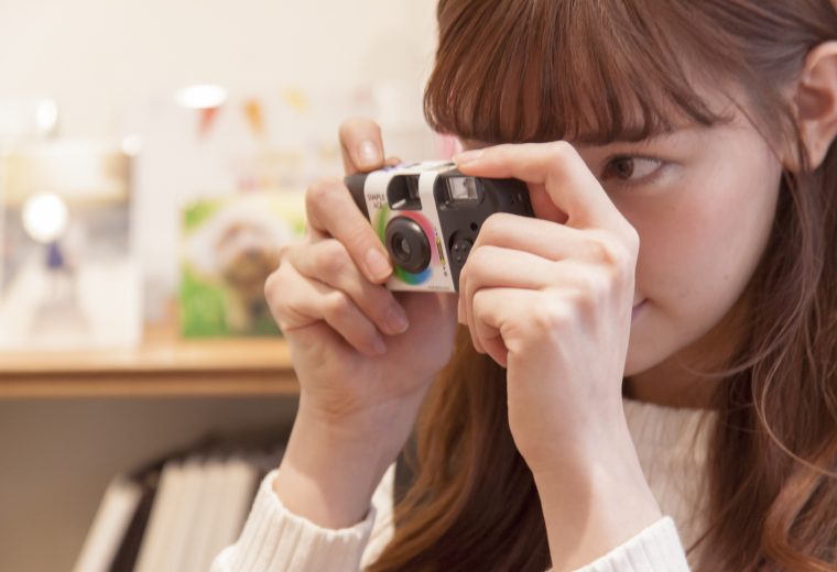 「写ルンです」再ブーム到来！ ノスタルジックで味のある写真がどこでも、誰でも、簡単に“撮れルンです”