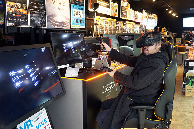 ↑1階の入り口付近にHTC Viveの座位プレイの体験試遊台が置いてあります。予約は必要ないので空いていたらすぐに遊べます
