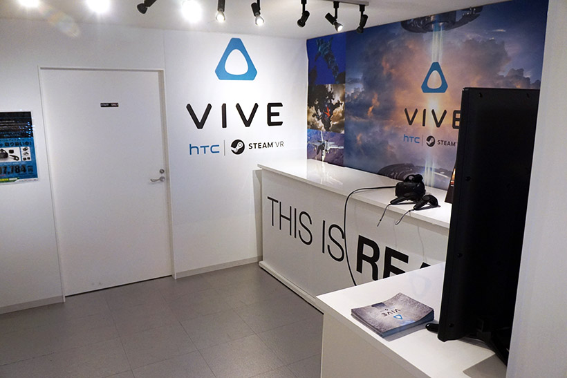 ↑四畳半くらいの大きさはあるスペースでルームスケールVRを体験できます。結構歩き回れますし、腕を振り回すこともできます