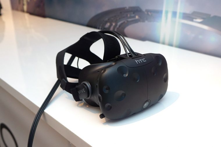 ↑HTC Viveのヘッドマウントディスプレイ