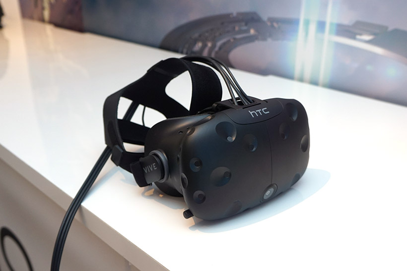 ↑HTC Viveのヘッドマウントディスプレイ。装着する時は不織布のマスクをするので、安心して使えます