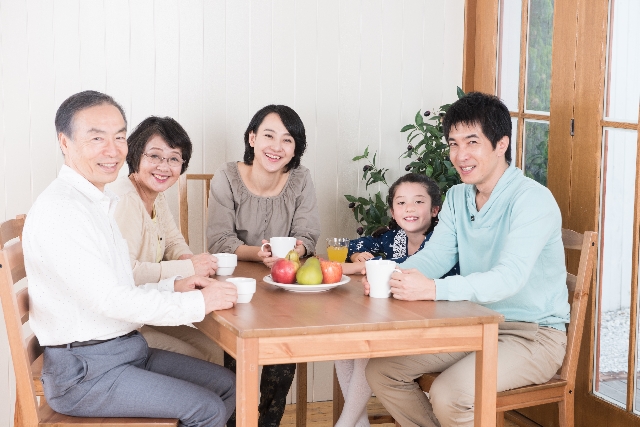 「パートナーの実家への帰省」をどう思う? 20代は「楽しみ」で40～50代は「リラックスできない」割合が増加!