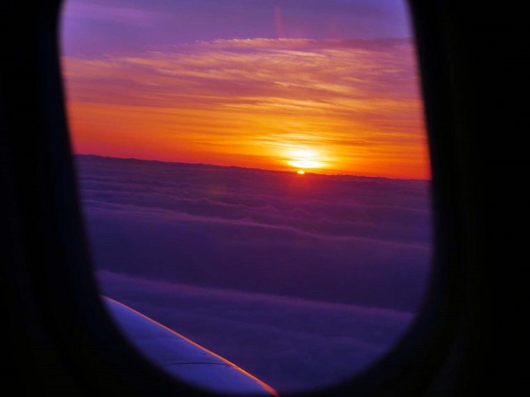 ↑羽田を飛び立ち、雲の上に出るとちょうど朝陽が上ってくるシーンに遭遇