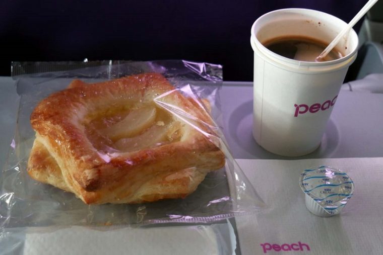 ↑豊富なメニューの中から軽めのメニューとして「ピーチデニッシュ」を選択。コーヒーはネスカフェのインスタントで200円だった