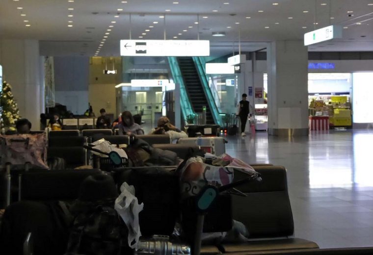 ↑羽田空港で夜通し過ごすのならコンビニがあって照明も明るくない1Fロビーがお勧め