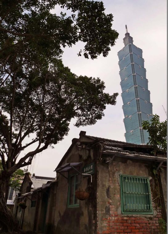 ↑「四四南村」から見た「台北101」。レトロな風景と同時に撮影できるポイント