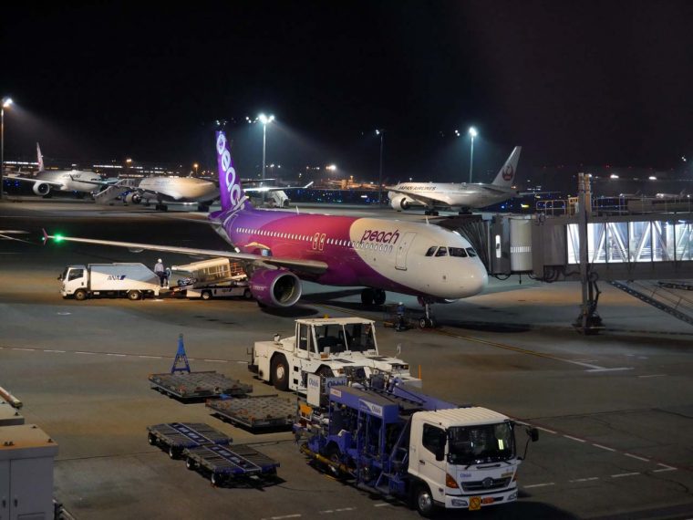 ↑羽田空港に着いたPeachのA320-200