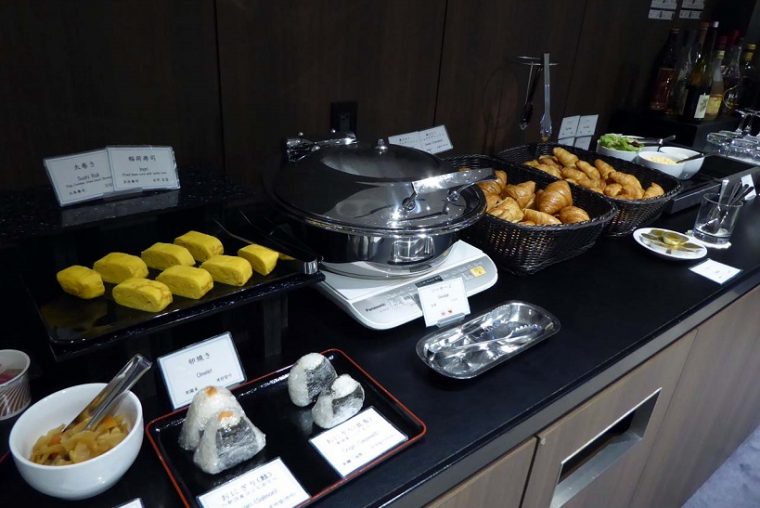 ↑朝食メニューとしてクロワッサンやおにぎり、卵焼き、ソーセージ、スープが用意されていた。飲物もアルコール類を含め、全て無料だ
