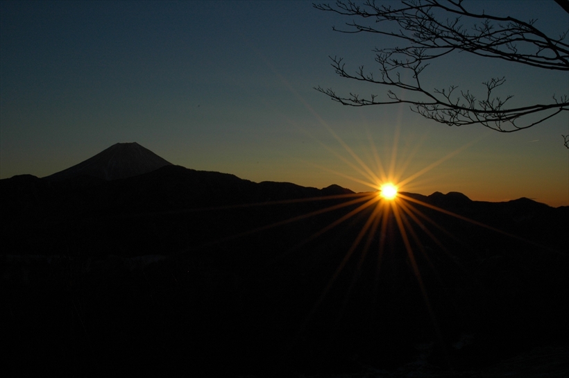 初日の出はロープウェイに乗っていくのが至高！ 澄んだ夜景に御来光が拝めるベストロープウェイ