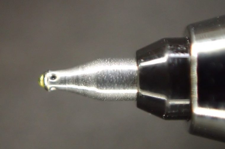 ↑新開発のシナジーチップ。ほどよくカリッとしつつインクたっぷりの滑らかさも味わえる優秀なペン先だ