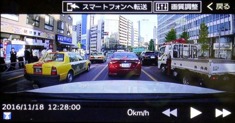 ↑街中ではクルマの状況だけでなく、歩行者の表情までもわかるほど鮮明だ