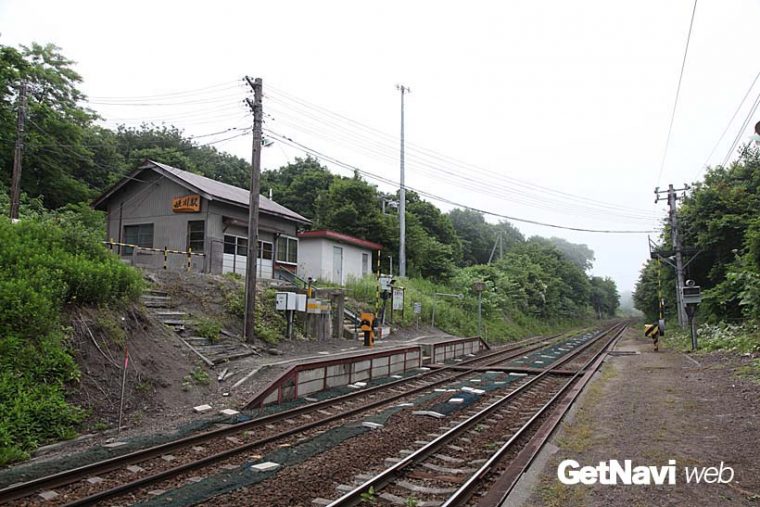↑ホームは2面、線路が2線という姫川駅。駅舎(待合室)が坂の上にある。写真の右手に国道5号が通る