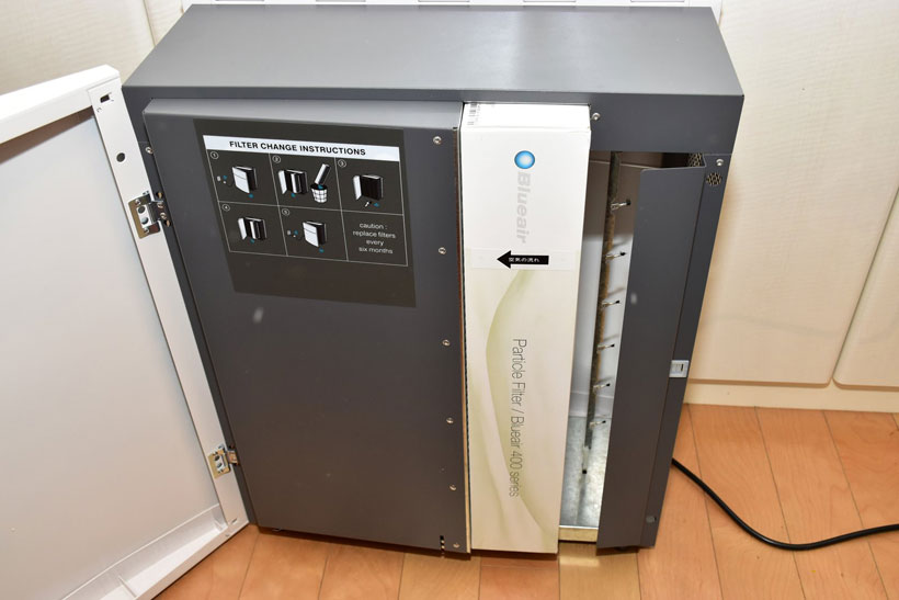 ↑Blueair Classic 480iの背面を開いたところ。右側にフィルター（通常のダストフィルターが直販価格税抜8000円、活性炭入りのニオイフィルターが同1万5000円）を入れるようになっています。フィルターの交換時期目安は約半年