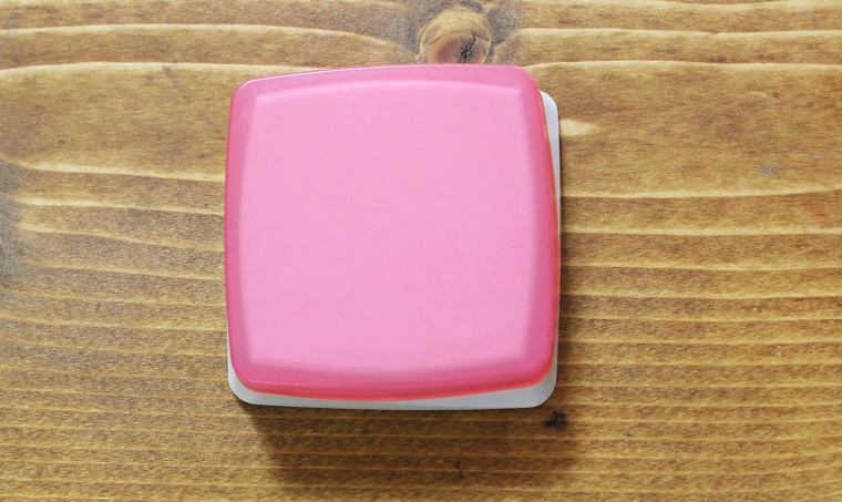 ↑フタが印マットになった朱肉ケース「シクオス」540円