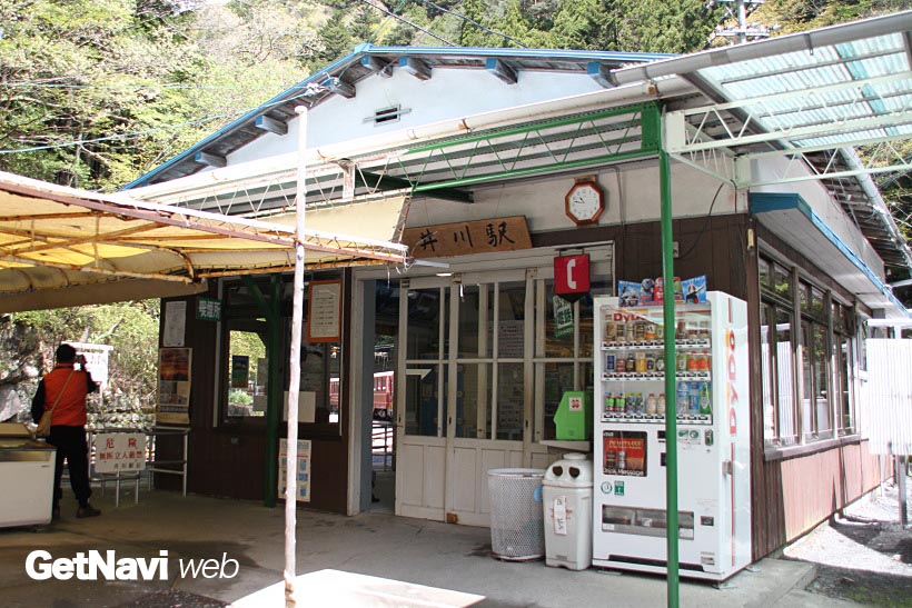 ↑深い山々に囲まれた終着駅の井川駅。駅構内には今は使われていないらしき多くの引込線が配置される