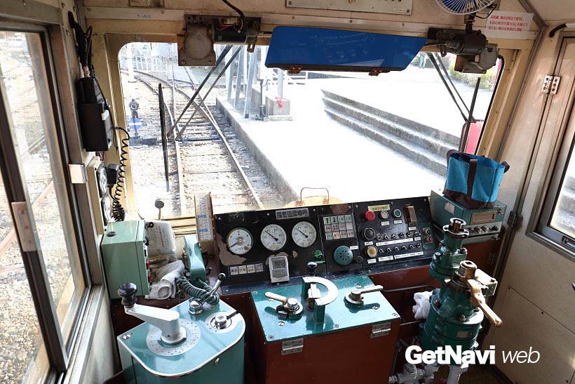 ↑井川駅側の客車に設けられた運転室。室内は狭く、運転士は中央に座って列車の運転操作を行う