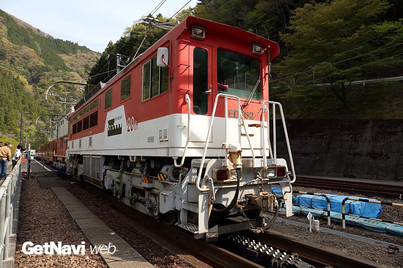 ↑アプトいちしろ駅で車体下にラックレール用の歯車を持つアプト式のED90形電気機関車を連結する