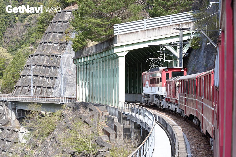 ↑アプトいちしろ駅〜長島ダム駅の1駅間のみ、千頭駅側に電気機関車が連結され、急勾配区間を走る