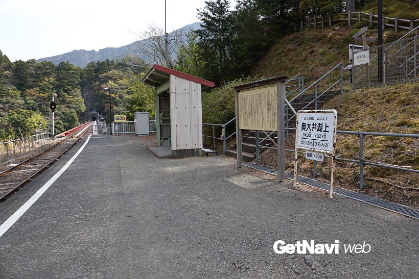 ↑奥大井湖上駅はダム湖に面した高台に設けられた駅。ホームの上に展望台などがある