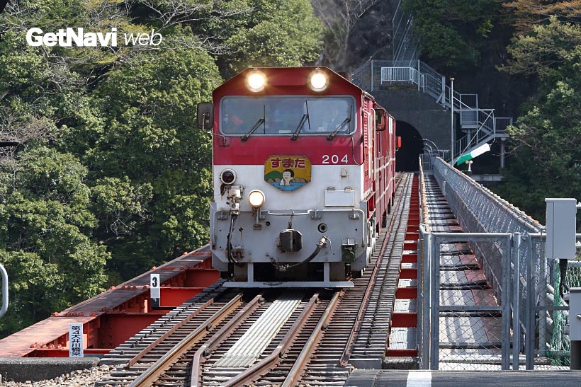 ↑橋梁を渡り、奥大井湖上駅に近づく上り列車。駅からはダム建設前に使われた、旧線などの遺構も見える