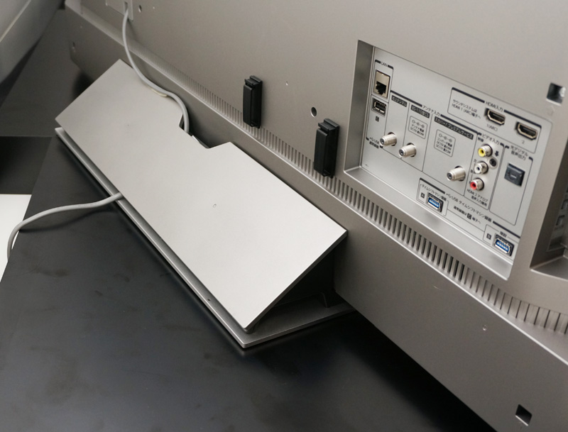 ↑有機ELテレビのフロアスタンドは後ろ側に重心を持たせているので、前に倒れる心配は少ない