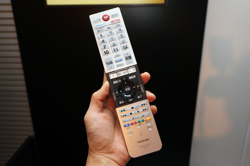 ↑付属のリモコン。タイムシフトマシン関連の操作ボタンやNetflixへのダイレクトボタンも備える