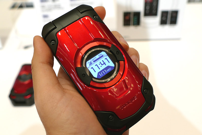 ガラケーユーザーは買い替えのチャンス! タフ仕様の折り畳みケータイ「TORQUE」など7機種が登場したauの2017年春モデル