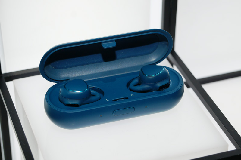↑サムスンの完全ワイヤレスイヤホン「Gear IconX」
