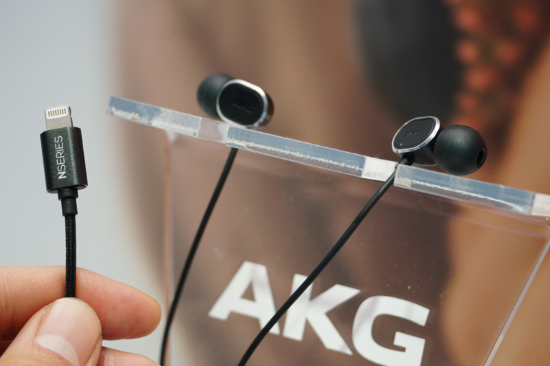 iPhoneで音楽を聴く人にピッタリ! AKG初のLightningイヤホン「N20LT」