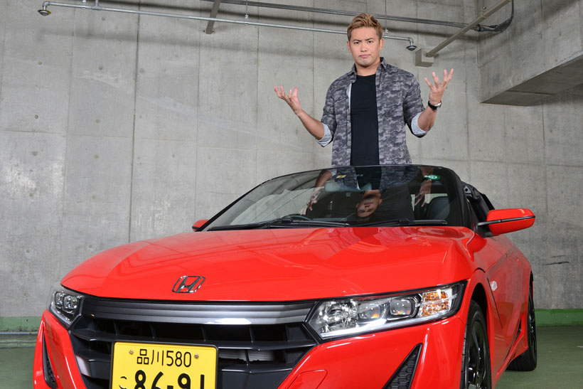 191cmのIWGP王者、座席パツパツな‟軽のスポーツカー”に意外な反応! オカダ・カズチカ、ホンダS660が「超楽しい」理由とは?