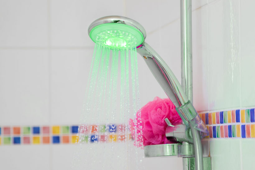 意外な方法で水道代のムダを防げるシャワーヘッドが「この発想はなかった!」と海外で話題に