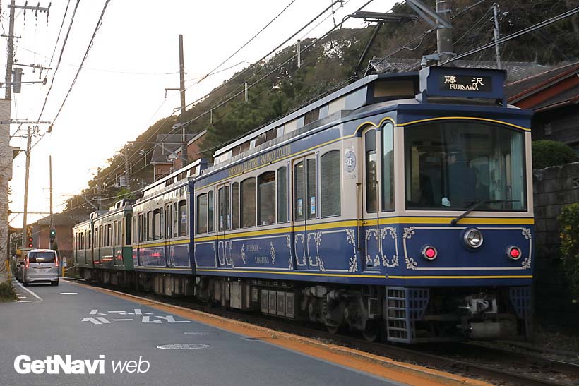 ↑稲村ケ崎駅〜極楽橋駅間では、細い道に沿った併用軌道区間がある。趣ある情景を撮るならこの区間は抑えておきたい