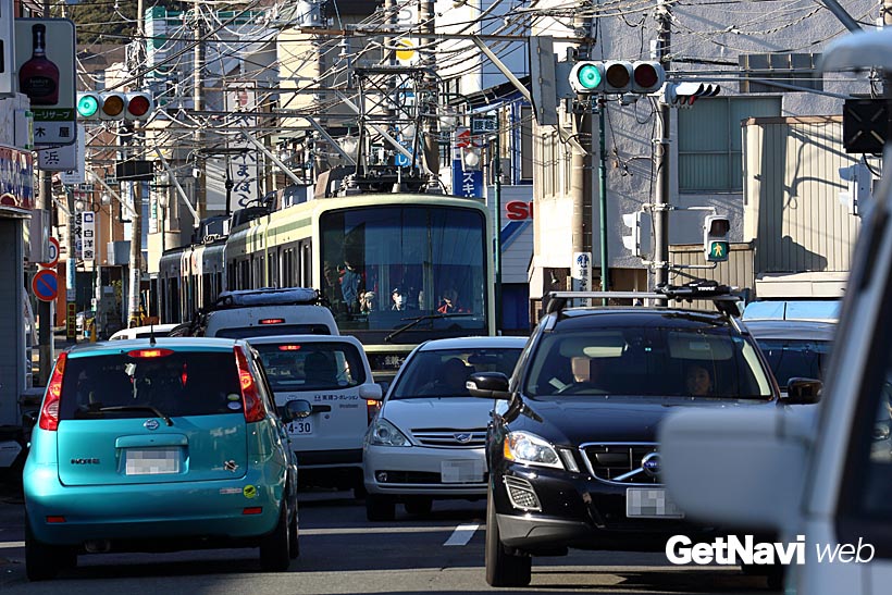 ↑通りでは係員が車の誘導をしているものの、ときには電車が車の渋滞に巻き込まれてしまうこともある