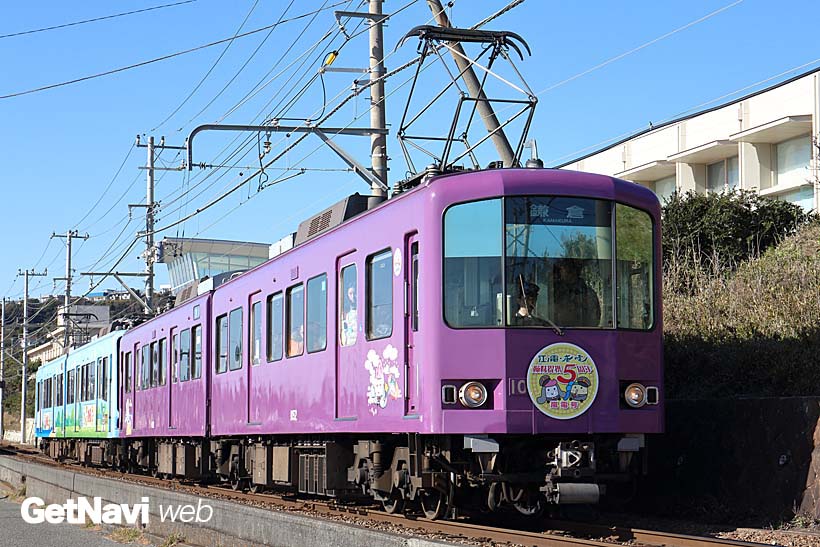 ↑1000形1002-1052号車は、姉妹提携を結ぶ京福電気鉄道(通称・嵐電)カラーの京紫色に塗られている