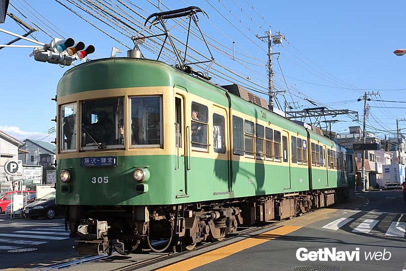 ↑1960年製の300形305-355号車。正面に「藤沢−鎌倉」と書かれたサボが付く。古参らしい風貌が味わい深い