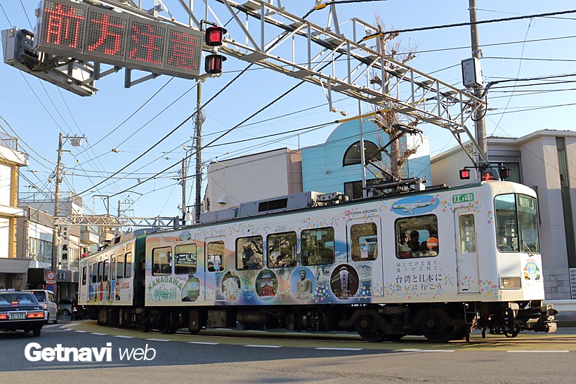 ↑龍口寺前の半径28メートルの急カーブを曲がる。連接車ならではの構造が活きるカーブだ