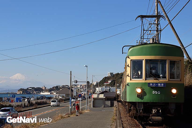 ↑七里ヶ浜駅〜稲村ケ崎駅間で撮影した富士山と300形。同エリアでは、色々な構図にチャレンジすることが可能だ