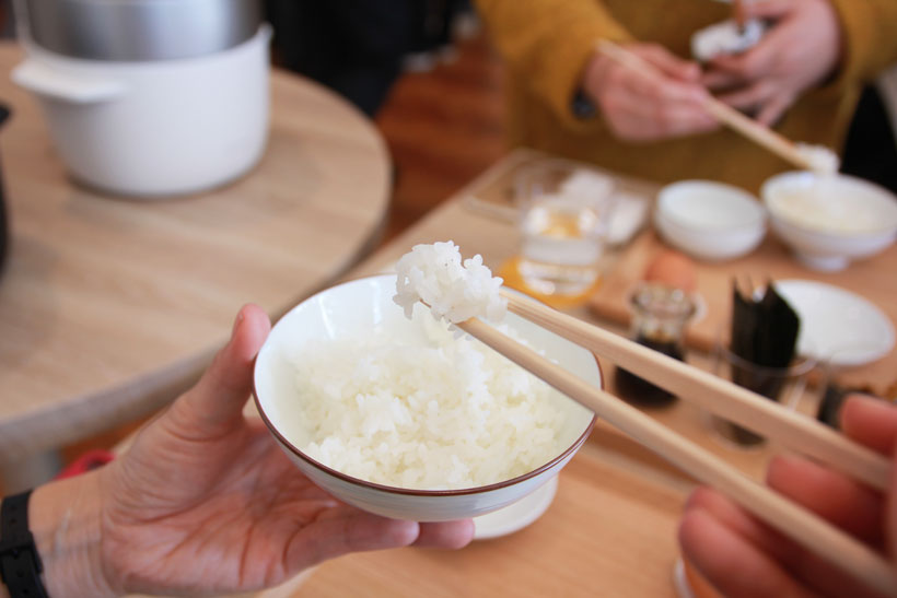↑粒が立っており、ベタつきがなく口の中でほぐれる感触が味わえます。しっかりとした歯ごたえで、“ご飯を噛んで食べる”ことを意識させてくれます