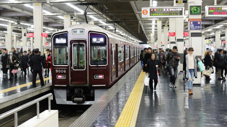 ↑電車や駅前など、住民が多く行き来するパブリックスペースに足を運んでみましょう。どんな人たちが暮らしているか、街の“顔”が見えるはずです