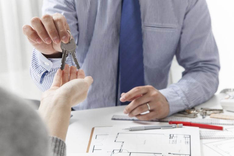 ↑これらのポイントをふまえて新しい“城”が見つかれば、晴れて賃貸契約締結。新しい暮らしをはじめましょう