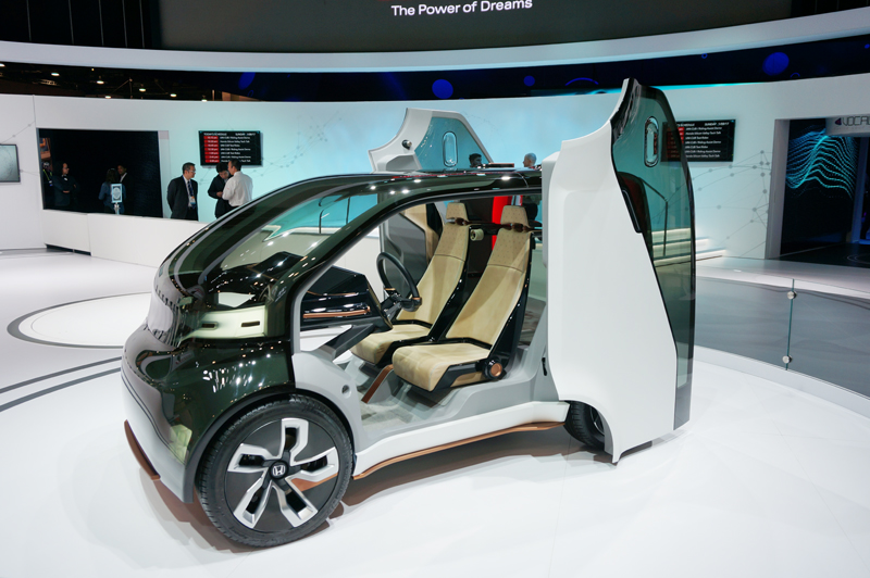 ↑ホンダが展示したペッパーのような感情エンジンを搭載するスマートカー「NeuV」