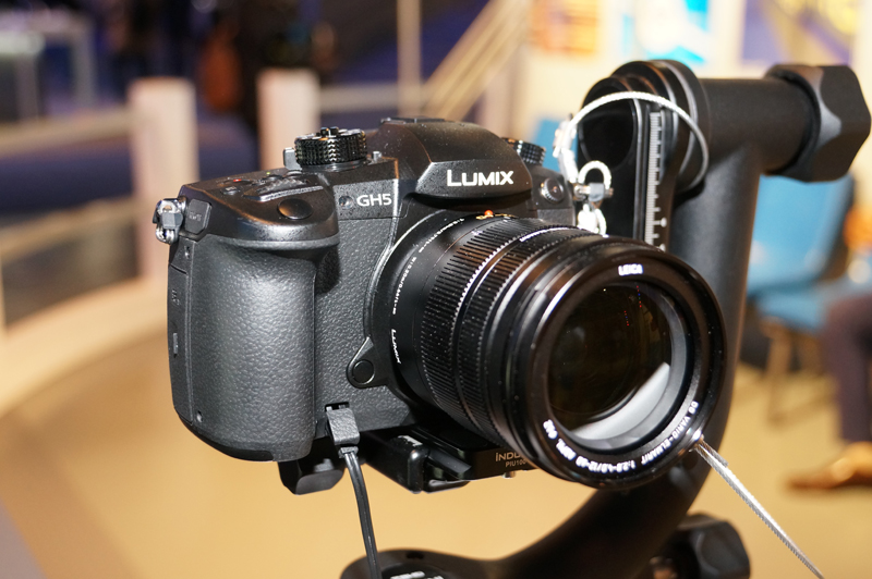 ↑パナソニックの4K/HDR動画撮影に対応する予定の「LUMIX GH5」