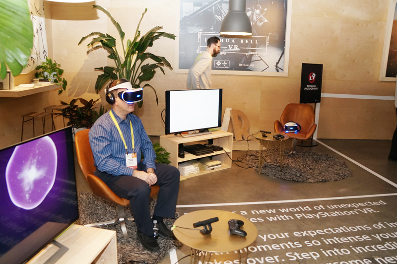 ↑賑わうPlayStation VRの展示コーナー