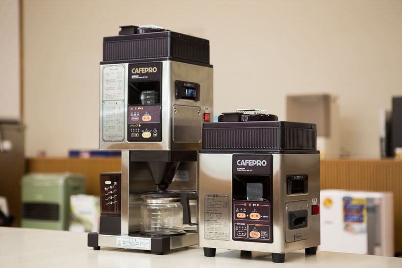 ↑写真左がドリップまで可能なカフェプロ503。右は焙煎専用機のカフェプロ101。どちらの製品も、絶妙な温度コントロールで豆を焙煎。焙煎後には素早く冷却して、豆の香りを閉じ込めてくれます