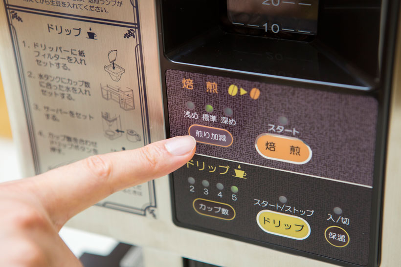 ↑本体上部から生豆を入れ、焙煎の強さを設定するだけ。驚くほど簡単にコーヒー豆の焙煎ができます
