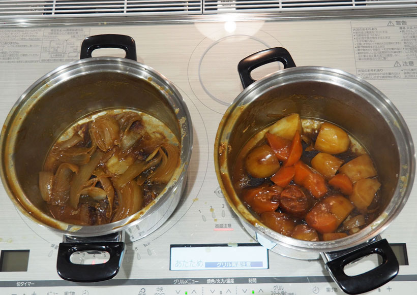↑びっくリングPで煮込んだカレー(左)と、普通のIHで煮込んだカレー(右)の焦げ付きを比較