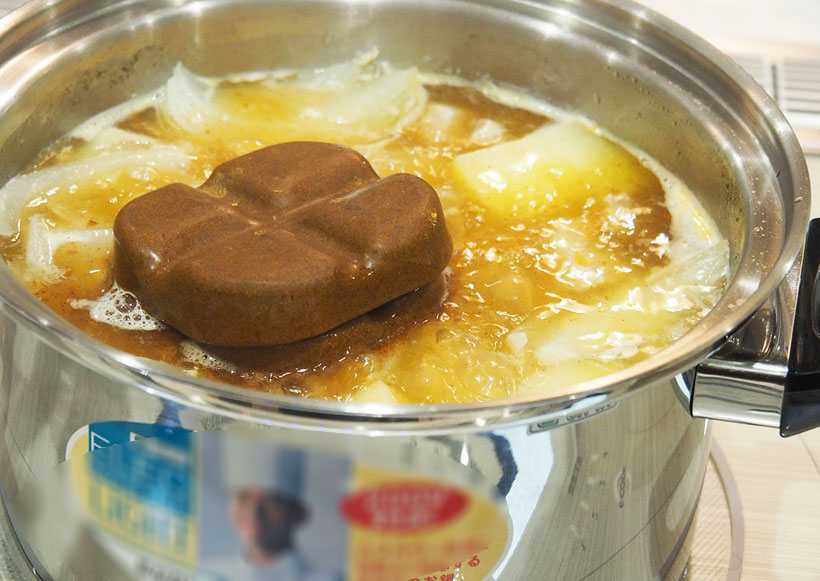 ↑体験会ではカレーを調理。ルーを入れるときは、煮込んだ野菜の上にルーの塊を2段置くだけ。「かき混ぜる」動きができるびっくリングPなら、これでも十分にルーが混ざるのだとか